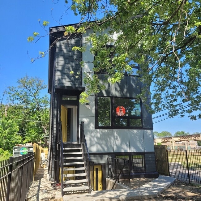 Primary Photo - 6312 S Rhodes Ave
