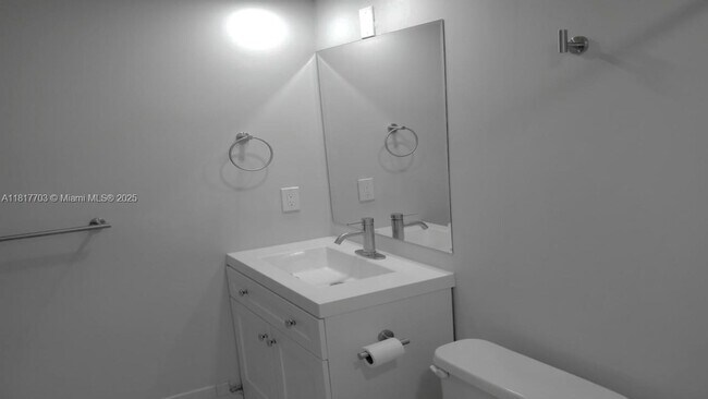 Building Photo - 200 Jacaranda Country Club Dr