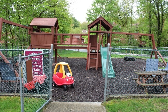 Building Photo - 402 Appletree Ln