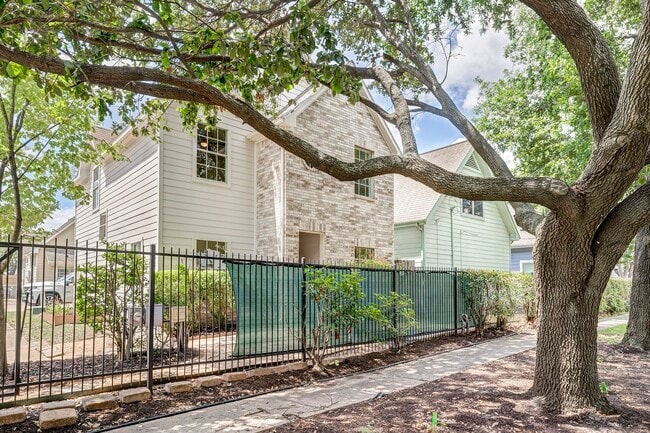 Building Photo - 2802 Austin St