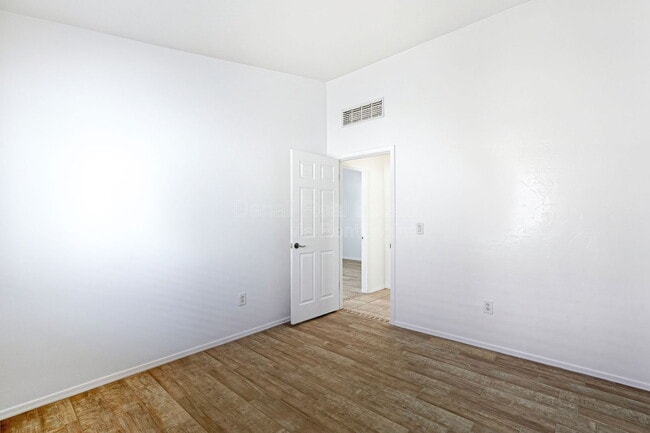 Building Photo - 7159 S Providence Dr