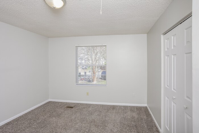 Building Photo - 206 Valeworth Dr