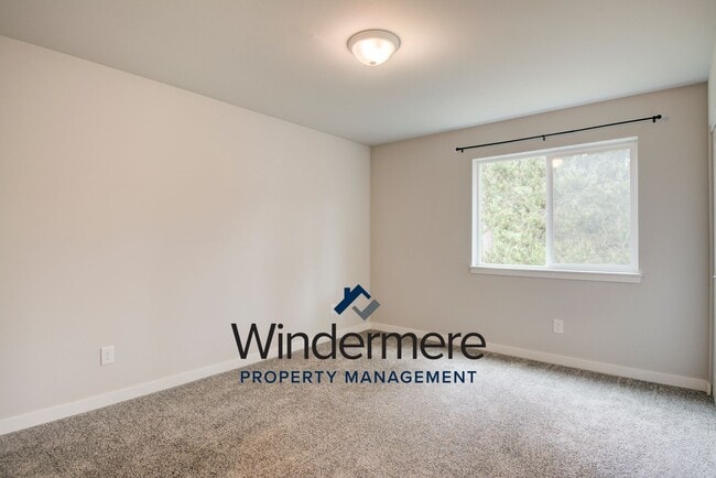 Building Photo - Newer Build 3 Bedroom 2.5 Bathroom Townhome