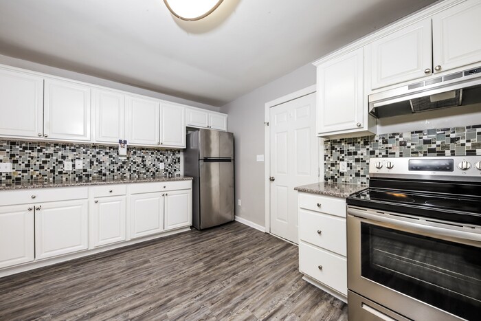 Building Photo - 5160 Largo Dr