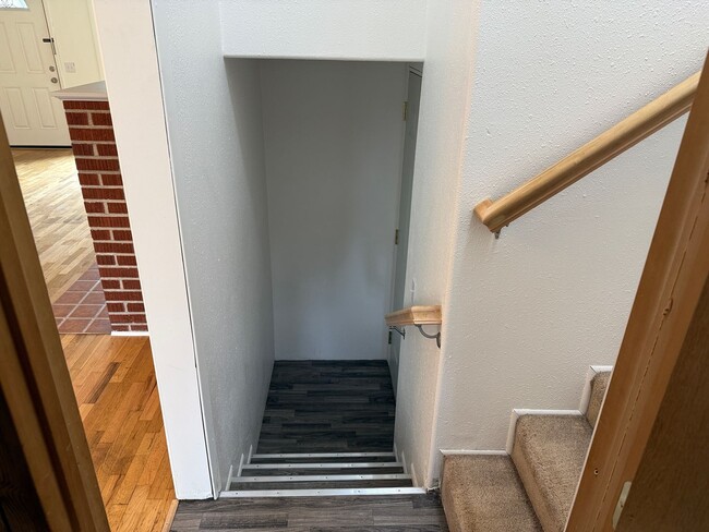 Building Photo - Updated 2 bedroom 1.5 bath duplex in Eugene!