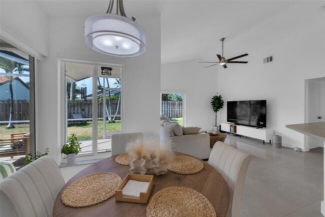 Building Photo - 9585 Carousel Cir S