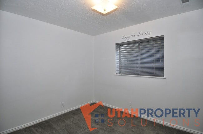 Building Photo - 687 E Countryside Ct