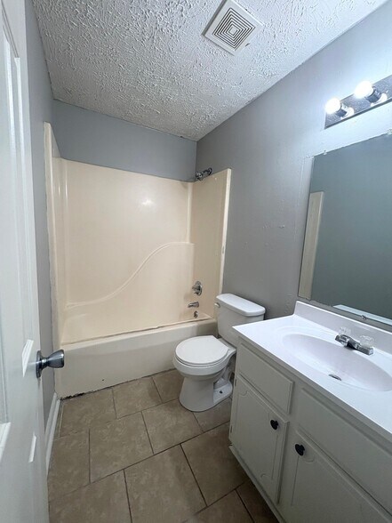 Building Photo - 11 Susan Cv