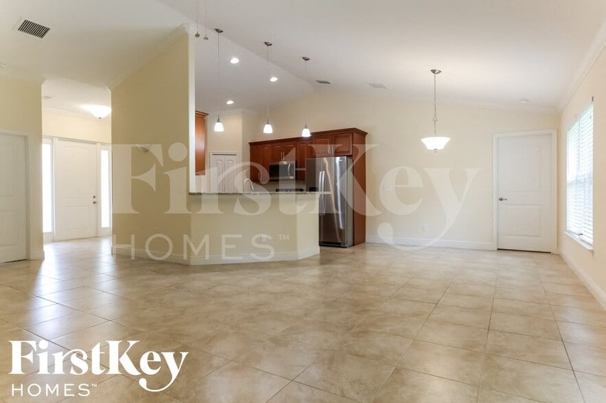 Building Photo - 980 SW Del Rio Blvd