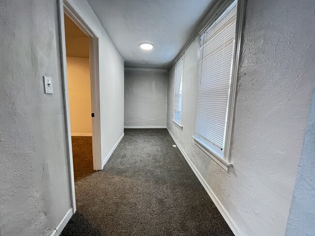 Building Photo - 913 Camp St