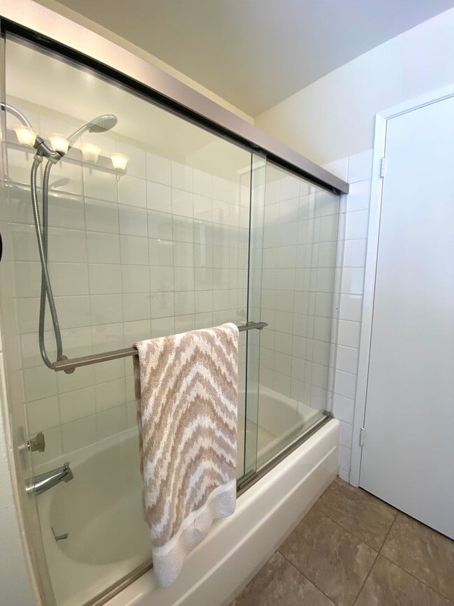Building Photo - Pleasanton Single Story House 4 bed/2 bath, Downtown next to Amador Valley High! Great Location