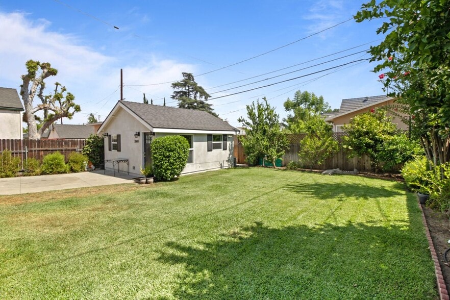 Building Photo - 2682 E Villa St