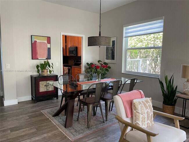 Building Photo - 743 Tulip Cir