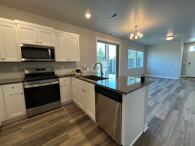 Building Photo - 2 Bedroom Duplex – Luderman Crossing - Bend - PENDING APPLICATION