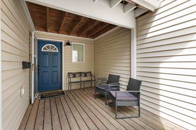 Building Photo - Lovely Row House in Kenton with Fenced Yard and Attached Garage