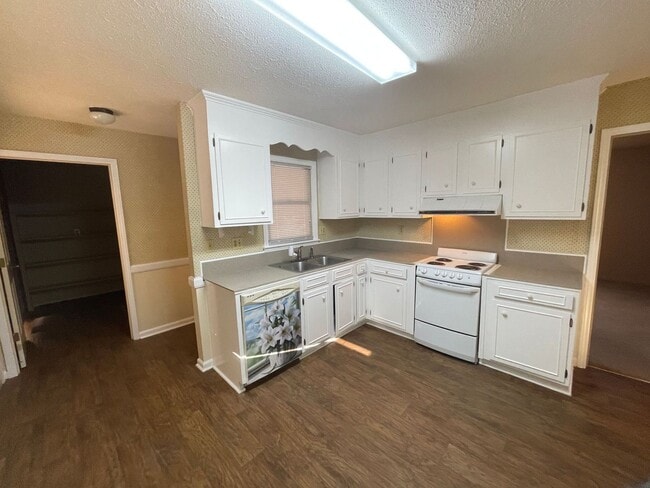 Building Photo - 3 bedroom 2 bathroom  house available now!  Bonus Room!