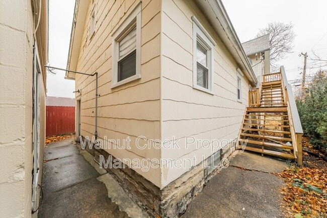 Building Photo - 870 S Main St