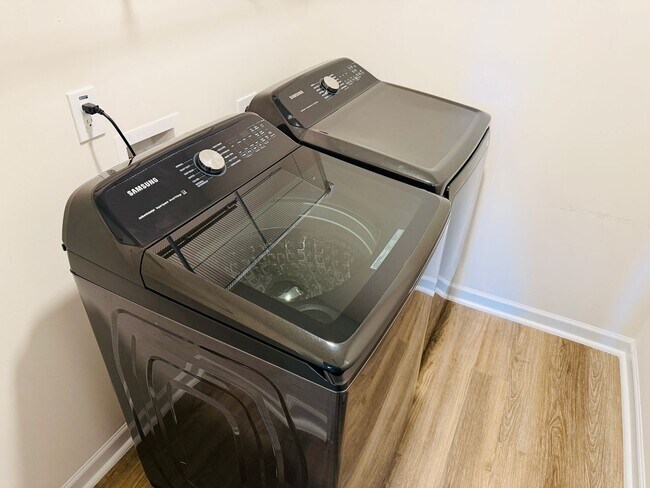 Building Photo - Valley End