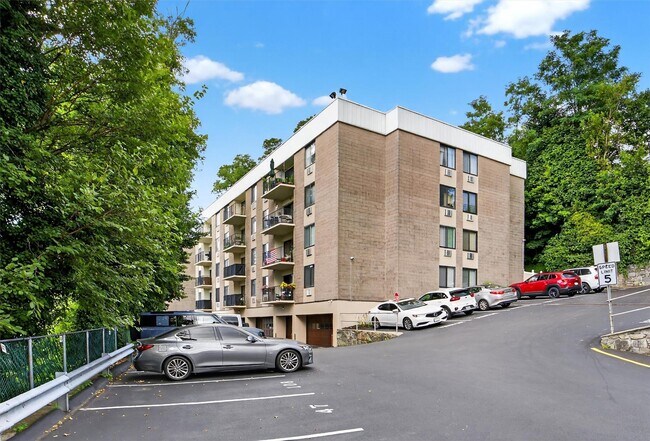 Building Photo - 130 Colonial Pkwy