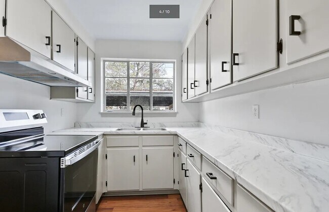 Building Photo - 236 E 60th St