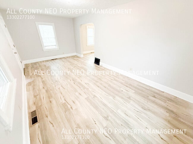 Building Photo - 451 Lucy St