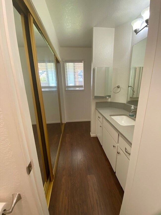 Building Photo - MOVE IN READY! Great looking home on a court location with low maintenance landscaping.
