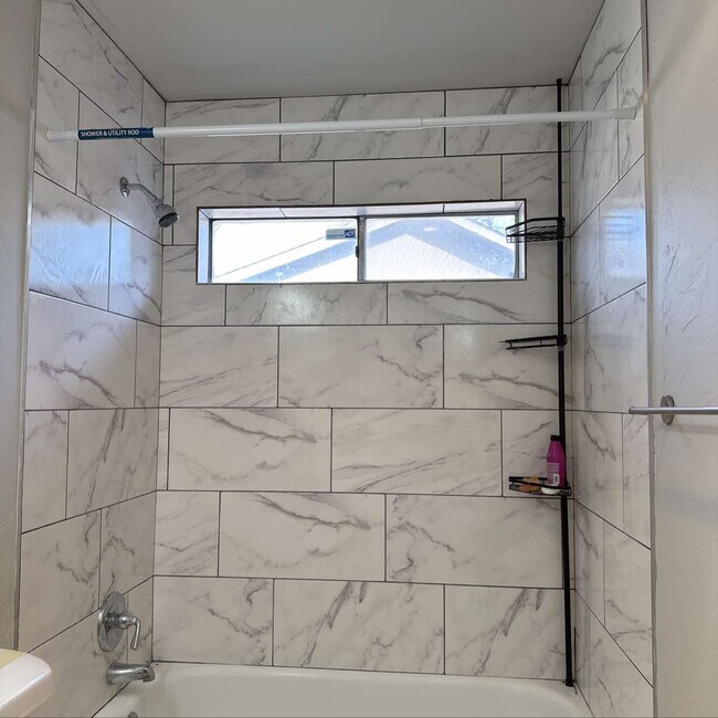 Building Photo - 422 Woodmere Dr