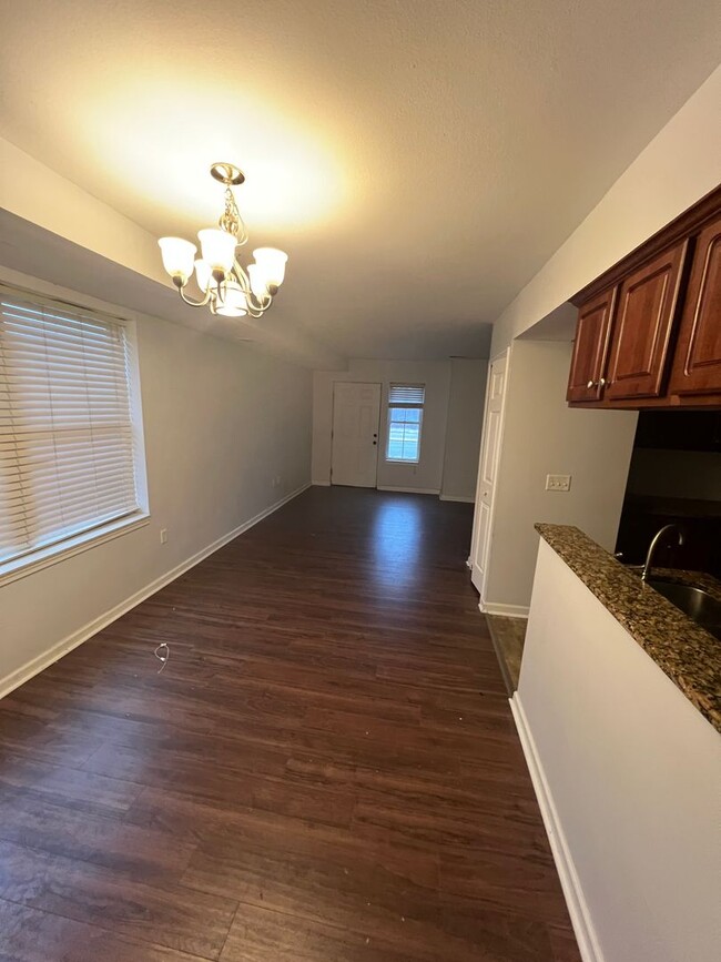 Building Photo - Spacious 3 Bedroom 2 Bath Condo Located To...