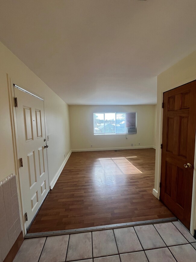 Building Photo - Two-Bedroom Apartment in Salt Lake!