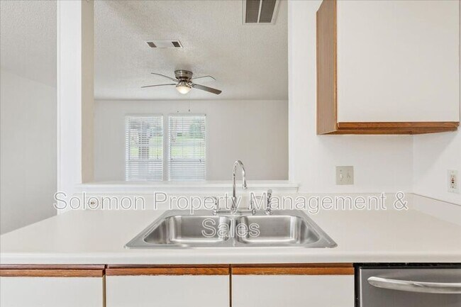 Building Photo - 1015 E Yager Ln
