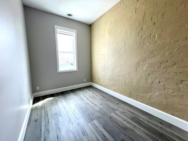 Building Photo - 2 Bedroom/1 Bathroom Unit in Delavan!