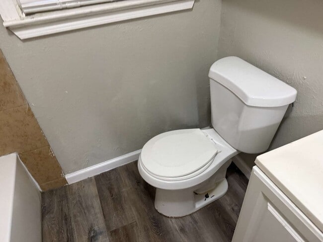 Building Photo - 1018 E Waco Ave