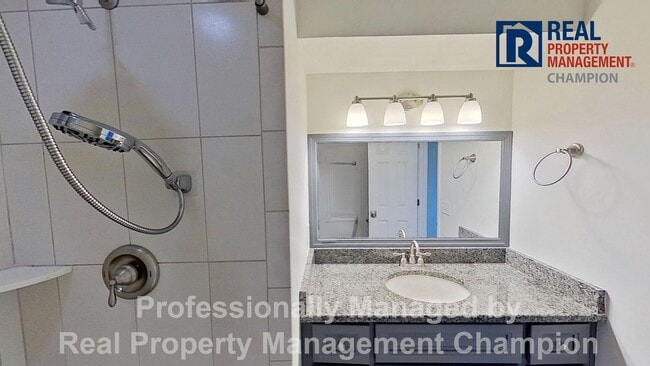 Building Photo - Beautiful Upper-Level Condo with Convenient Mid-Town Location