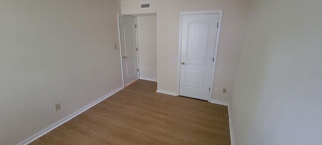 Building Photo - Conveniently Located Three Bedroom Condo
