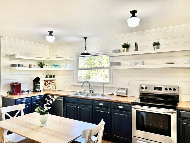 Building Photo - RARE - 5 BEDROOM RANCH on ONE ACRE!