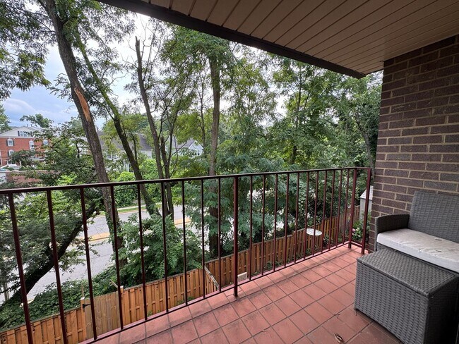 Building Photo - Refreshing 4 Bed 2/2 Bath End Unit Townhom...