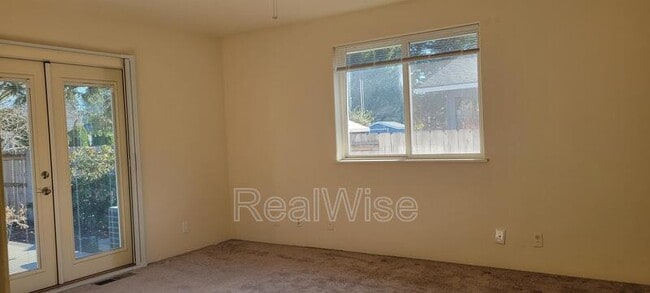 Building Photo - 1267 SW Ironwood Dr