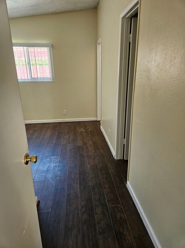 Building Photo - Large 3 Bedroom 2 Bath House