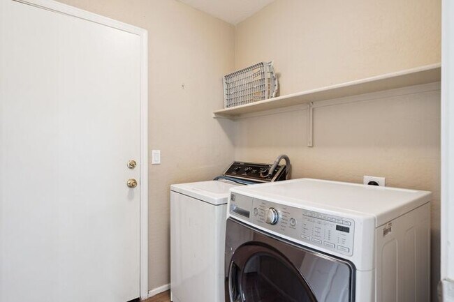 Building Photo - 2159 W Jasper Butte Dr