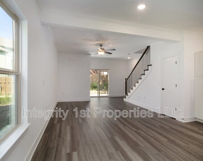 Building Photo - 8827 N Helena Ave