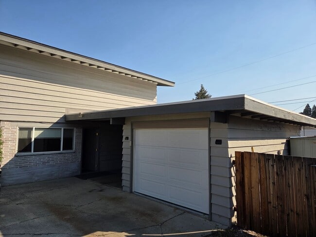 Building Photo - 3Bedroom, 2.5 Bath Mid Century Modern Home...