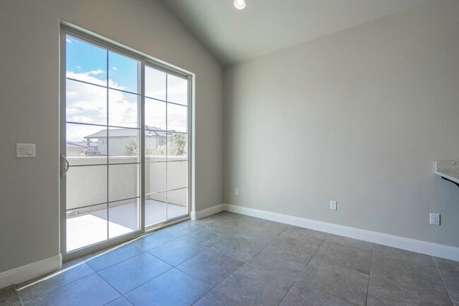Building Photo - 3 Bedroom Townhome in Hidden Valley with C...