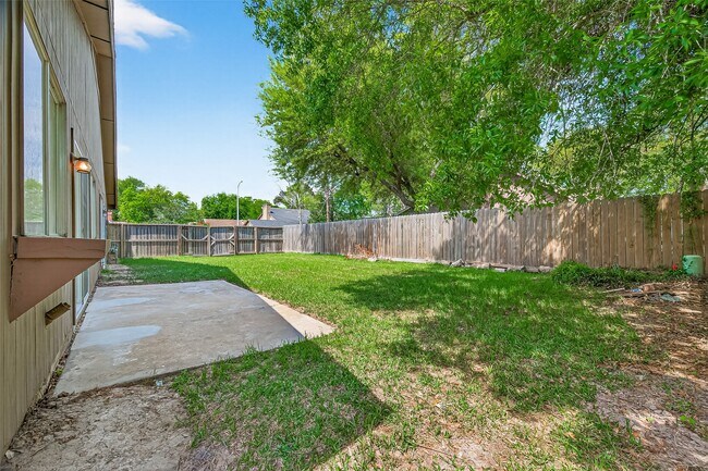 Building Photo - 15903 Hickory Knoll Dr