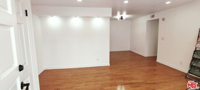 Building Photo - 108 W Maple St