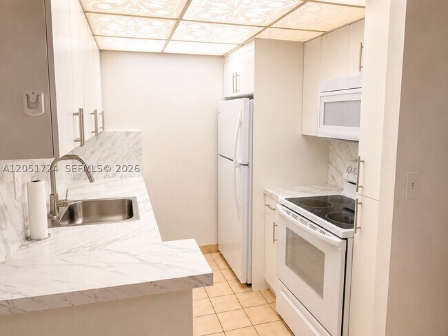 Building Photo - 10738 N Kendall Dr