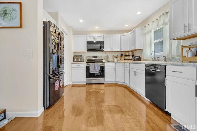 Building Photo - 1744 Parkview Dr