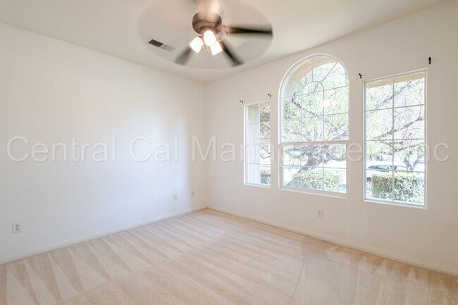 Building Photo - 3 Bedroom/2 Bath Home with an office and paid solar - $2695 per month!