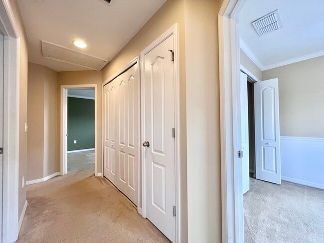 Building Photo - Gorgeous 3-bedroom, 2 1/2-bath End Unit To...