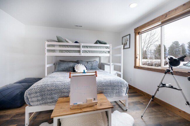 Building Photo - Avail October thru May.  Fully furnished w/ internet & utilities included