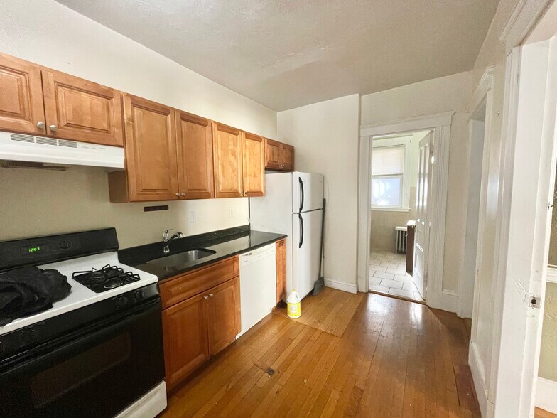 Building Photo - 148 Strathmore Rd